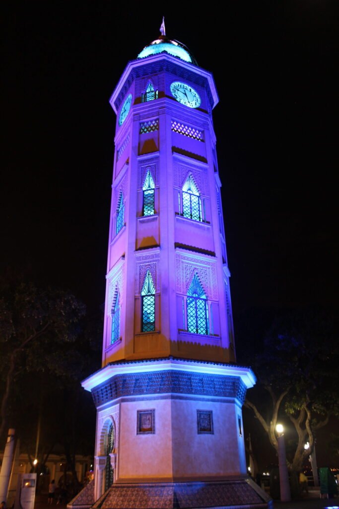 Torre Morisca en la noche con luces
