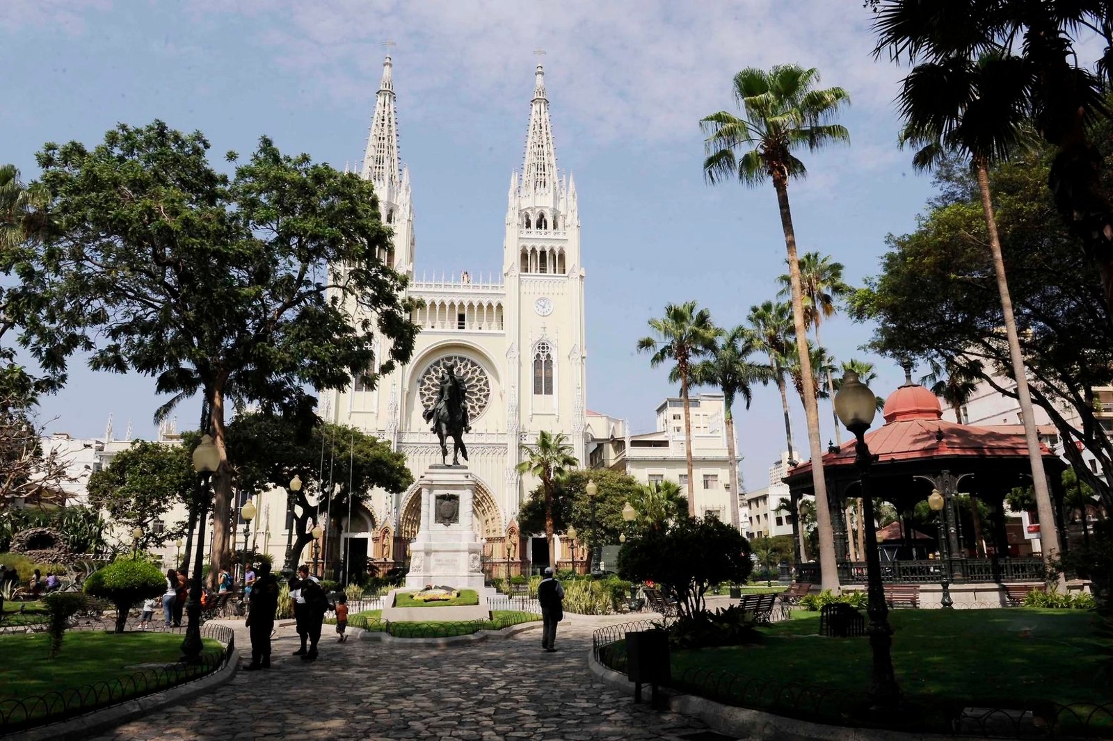Iguana Park | Seminario Park | Where to see wild iguanas in Downtown Guayaquil
