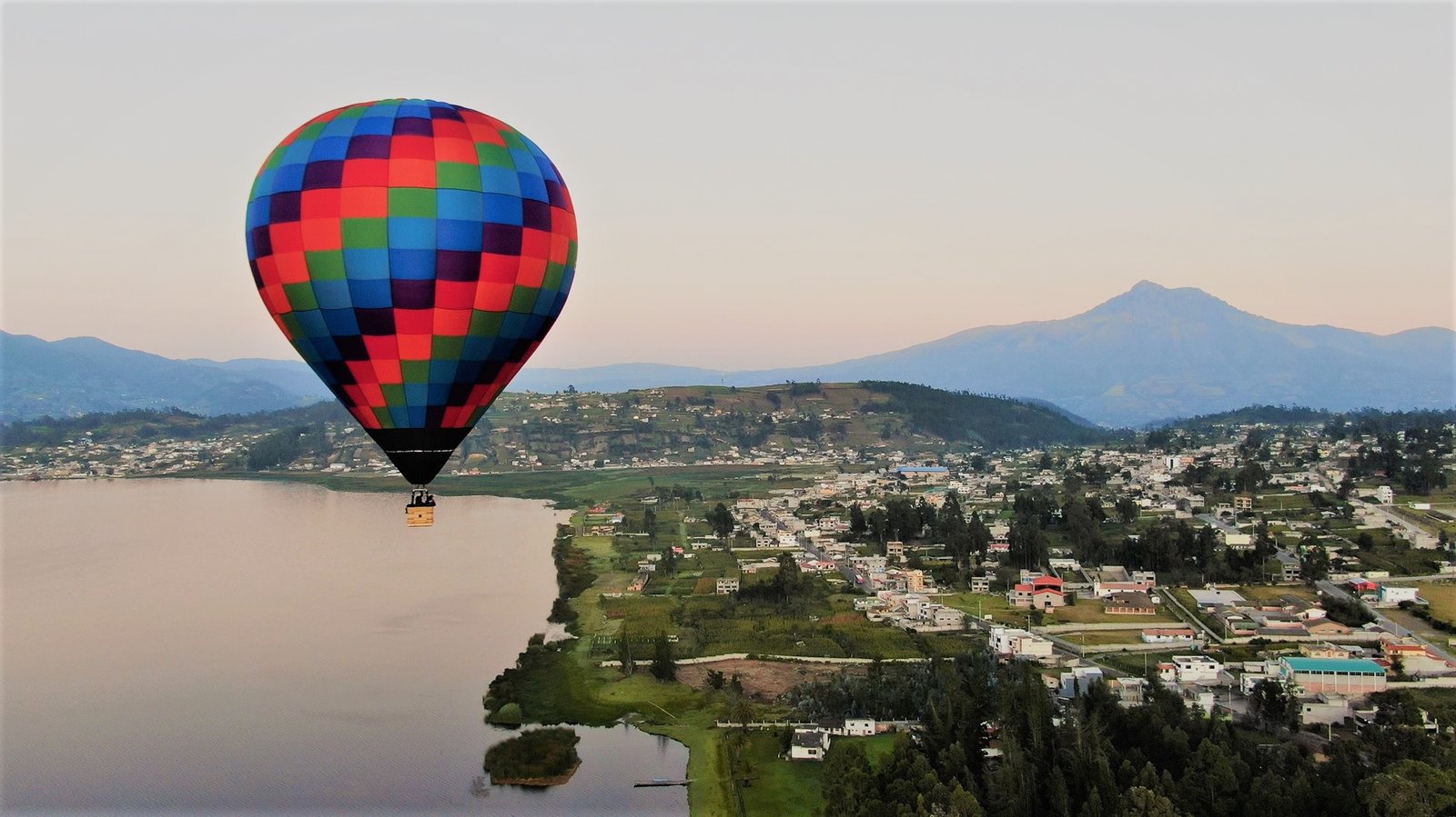 ¿Cómo es volar en un globo aerostático en Ecuador?