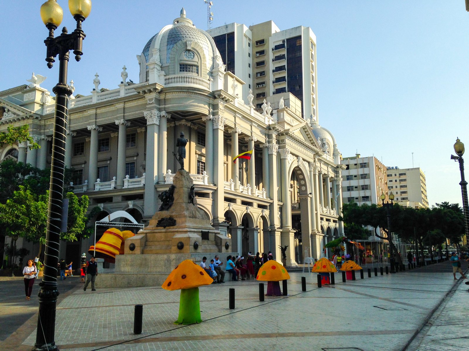 Explore el Palacio Municipal de Guayaquil por dentro y fuera.