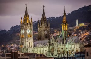 Vista panorámica atardecer de la basilica del voto naciona en Quito.