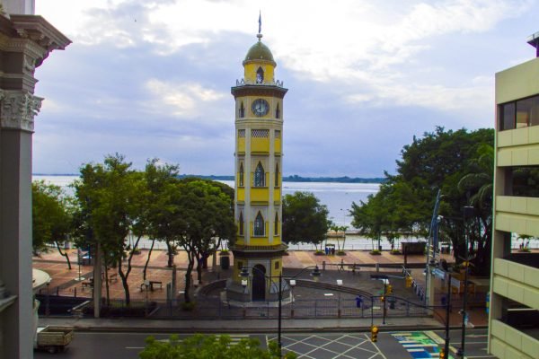 Torre del Reloj de estilo mudéjar en el Malecón 2000 frente al río Guayas, Guayaquil.
