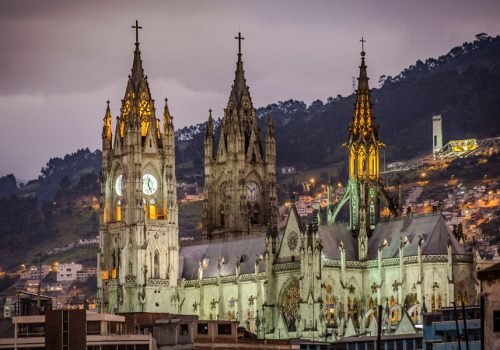 Vista panorámica atardecer de la basilica del voto naciona en Quito.