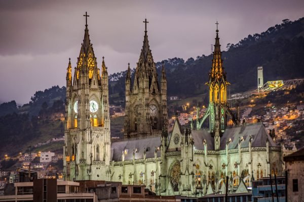 Vista panorámica atardecer de la basilica del voto naciona en Quito.