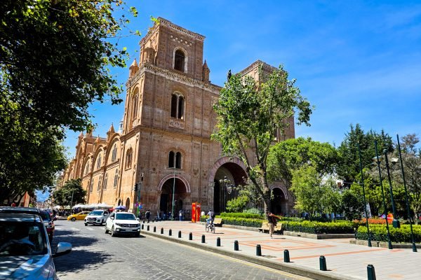Fachada lateral de la Catedral de la Inmaculada Concepción en el centro histórico de Cuenca, mostrando su arquitectura de ladrillo y el entorno urbano patrimonial